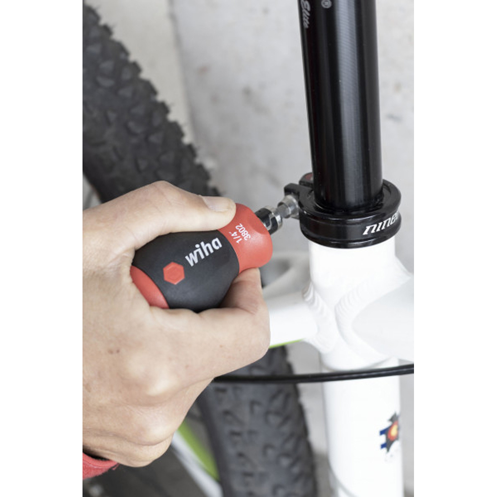 Wiha Screwdriver with Stubby Magazine Bit