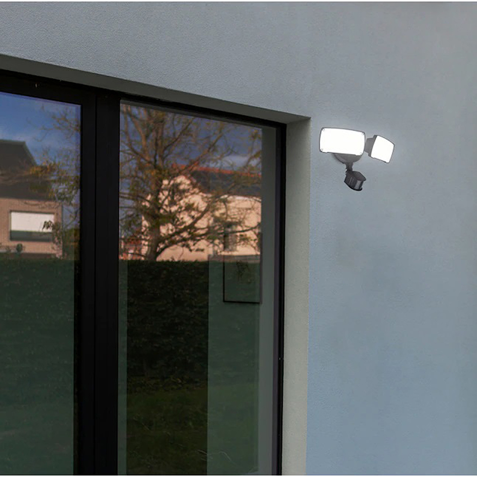 CHIMERA PIR IP54 INTEGRATED LED WALL LIGHT IN BLACK 5000K