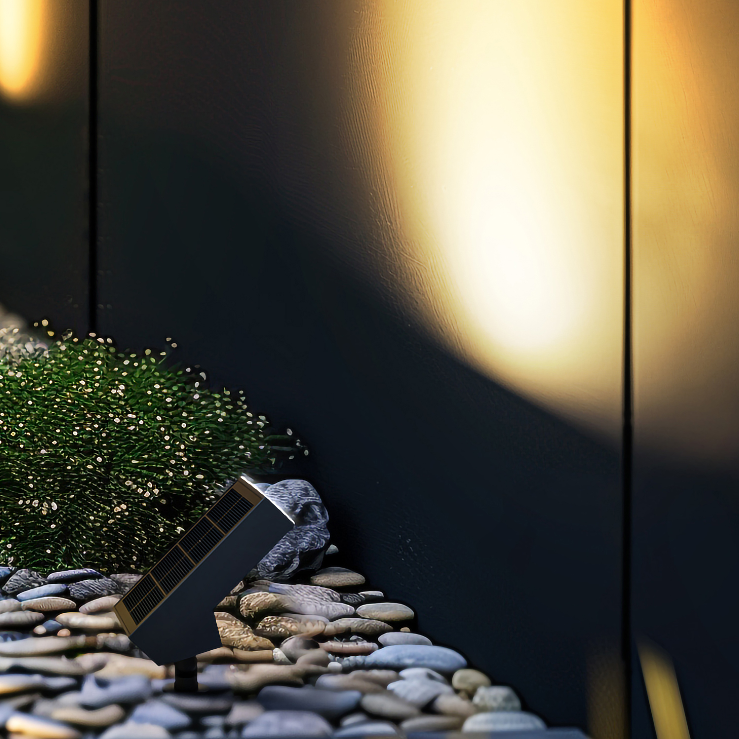 Omnisolar Hesta Adjustable Solar Garden Light - 500 Lumens Warm White